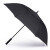 もじの傘が長柄の大きな傘を持っています。ゴルフの广告です。傘は日焼け止めの傘です。