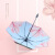 緑の箱は晴雨兼用です。傘の大きなサズを畳みます。黒いゴムの日伞です。韩国式のさわやかな日伞は日よけ折られた畳伞晴雨兼用で、カードウの中の花は青いです。